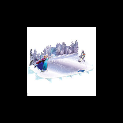 Plataforma temática Frozen com figuras dos personagens Elsa, Anna e Olaf