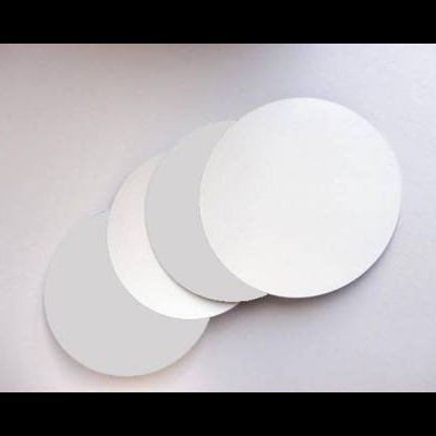 Discos redondos de vários tamanhos em branco e cinza claro sobre fundo branco