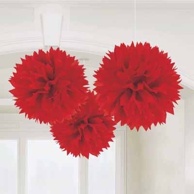 Bolas decorativas vermelhas de papel penduradas no teto de um ambiente claro