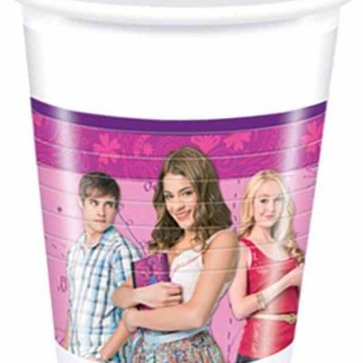 Copo de plástico com imagem de três jovens e fundo rosa