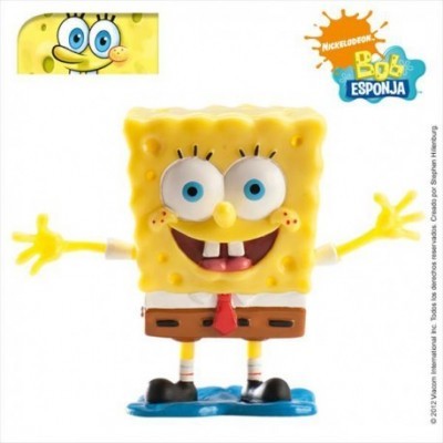 Figura do Bob Esponja em plástico amarelo com roupa castanha e branca em fundo branco