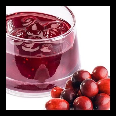 Copo com bebida vermelha e bagas vermelhas frescas ao lado