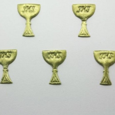 Cinco miniaturas douradas em forma de cálice com letras IHS sobre fundo branco