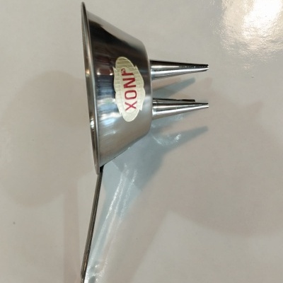 Funil metálico com três bicos e etiqueta com texto 'XONF'