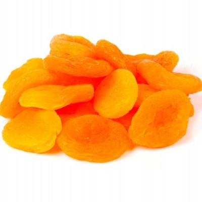 Conjunto de damascos secos alaranjados sobre fundo branco