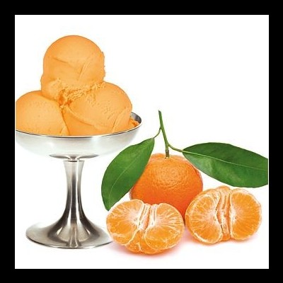 Taça de gelado laranja com tangerina e folhas verdes