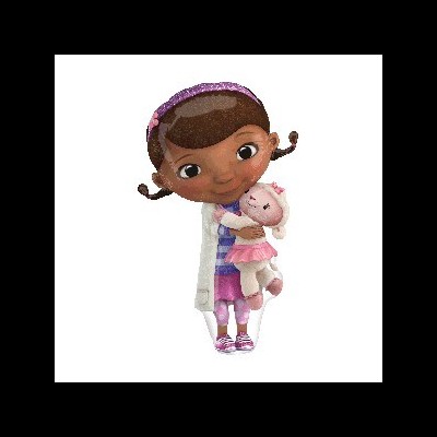 Boneca infantil feminina com roupa colorida segurando uma boneca de peluche cor-de-rosa