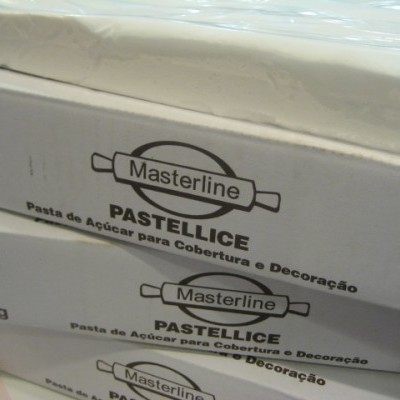Caixas brancas de pasta de açúcar Masterline empilhadas com texto e setas pretas