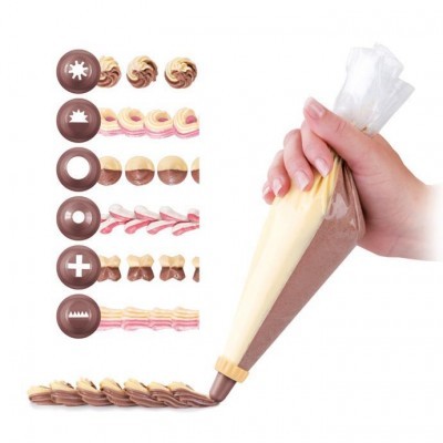 Saco de confeitar com mistura castanha e amarela criando padrões decorativos em creme