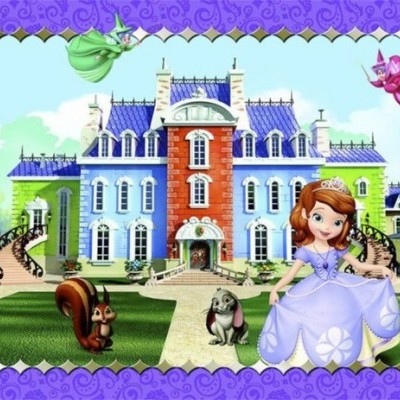 Personagem Sofia em vestido roxo diante de palácio azul com animais e céu azul