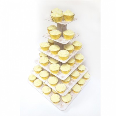 Suporte com vários cupcakes amarelos em vários níveis sobre fundo branco