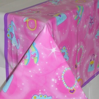 Toalha de mesa rosa com padrão colorido de joias e brilho