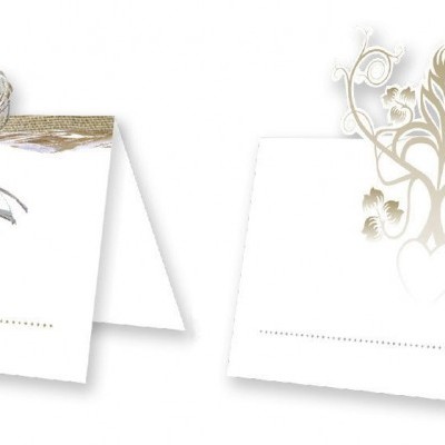 Dois cartões de mesa brancos com decorações, laço de corda e clip metálico dourado
