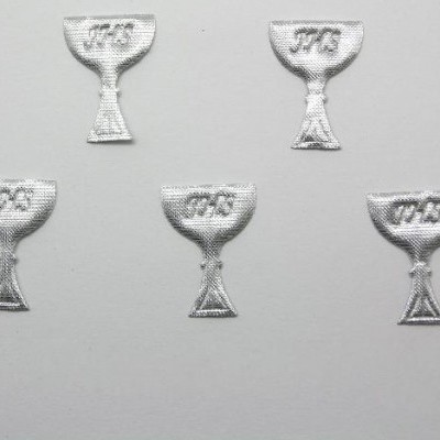 Cinco objetos metálicos prateados em forma de cálice sobre superfície branca