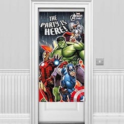 Pôster DC Marvel com Iron Man, Hulk e Capitão América numa porta branca