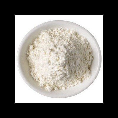 pó branco num prato redondo branco