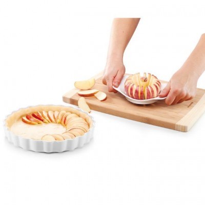 Tarteira com tarte decorada com fatias de maçã e mãos com prato e maçã fatiada