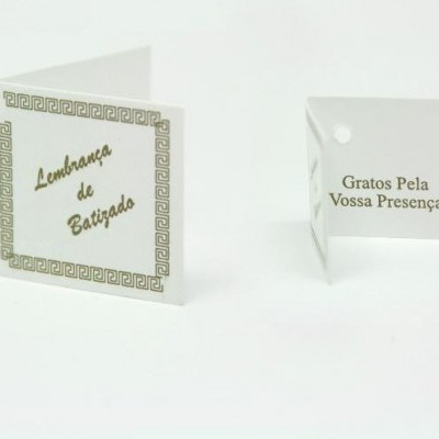 Etiquetas de papel dobradas com textos em português para batizado