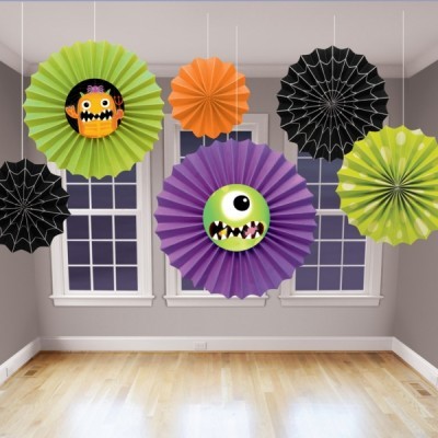 Decorações penduradas de papel colorido com faces de monstros em divisão interior