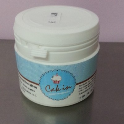 Frasco branco com rótulo azul e desenho de cupcake