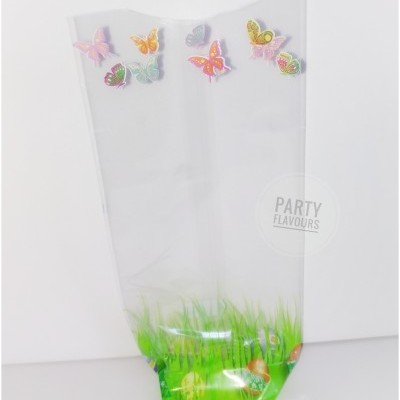 Saco plástico transparente com decoração de borboletas e base verde com relva