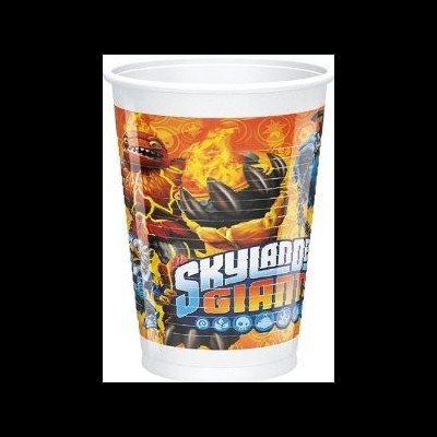 Copo plástico colorido com personagens de desenho animado e texto SKYLANDERS GIANTS.
