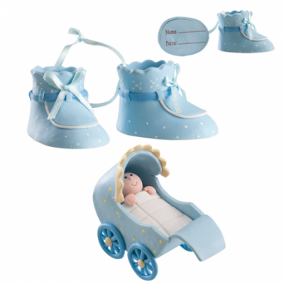 Mocassins azuis com laços e carrinho de bebé azul com boneco