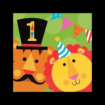 Ilustração colorida de um leão e uma figura com chapéu com número 1 em fundo verde com bandeirinhas