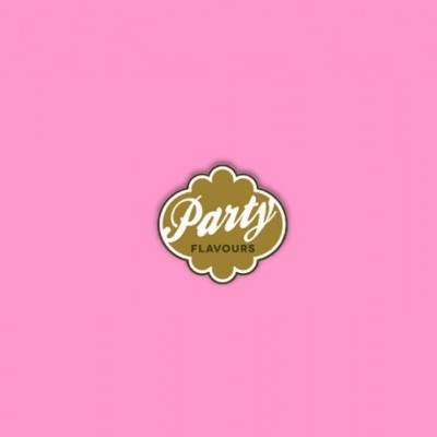 Emblema dourado com texto Party FLAVOURS sobre fundo rosa