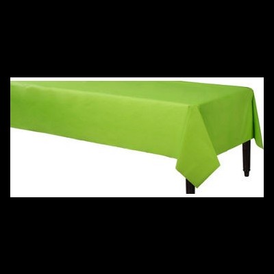 Toalha de mesa verde clara sobre mesa retangular