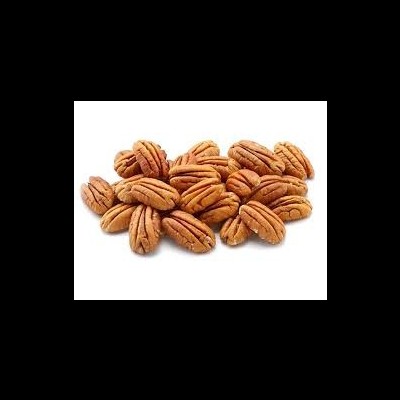 Conjunto de nozes pecan inteiras castanhas sobre fundo branco