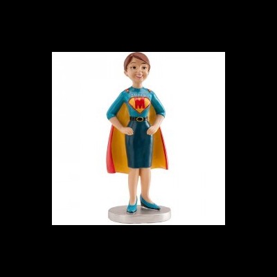 Figura decorativa de mulher vestida como super-heroína com capa e emblema M