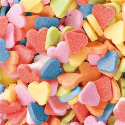 Confeitos de açúcar em forma de corações coloridos