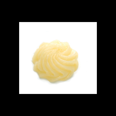 Creme amarelo claro em espiral com textura suave sobre fundo branco