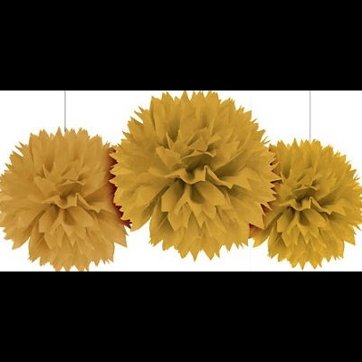 Três pompons decorativos amarelos pendurados