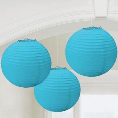 Três lanternas de papel azuis penduradas no teto interior