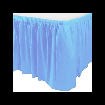 Tecido azul claro elástico com textura plissada numa mesa ou cama