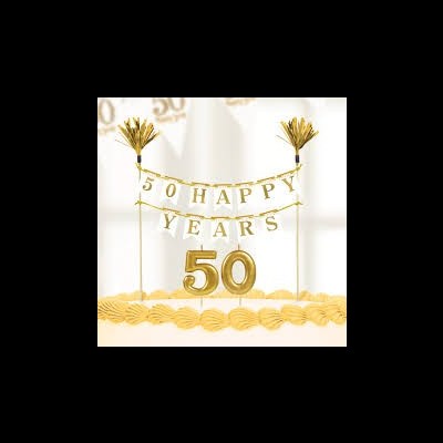 Bolo de aniversário com vela dourada 50 e faixa HAPPY 50 YEARS