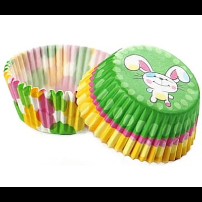 Formas de papel coloridas para cupcakes, algumas empilhadas, com desenho de coelho
