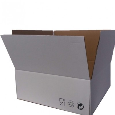 Caixa de cartão branca aberta com símbolos de reciclagem e segurança alimentar na frente