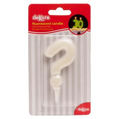 Vela fluorescente branca em forma de ponto de interrogação em embalagem de plástico transparente com fundo listrado cinza e branco