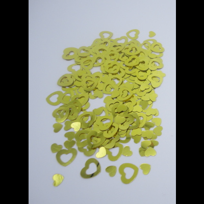 Confete de corações dourados metálicos em superfície branca