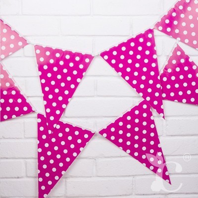 Bandeirolas triangulares rosa com bolinhas brancas penduradas