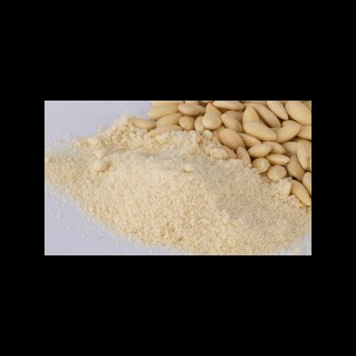 Amêndoas inteiras e moídas sobre superfície branca