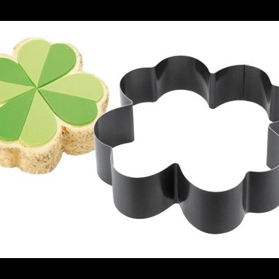Cortador de bolachas em metal e bolacha decorada em forma de trevo