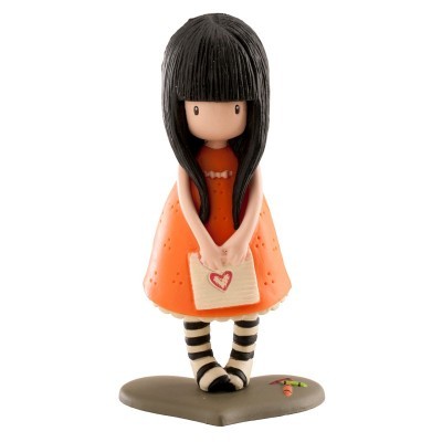 Estatueta de menina com vestido laranja e cabelo preto