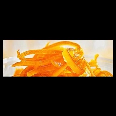 Cascas de laranja secas empilhadas sobre fundo claro