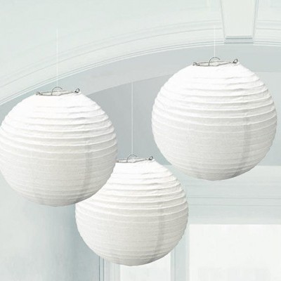 Três lanternas de papel brancas redondas penduradas no teto