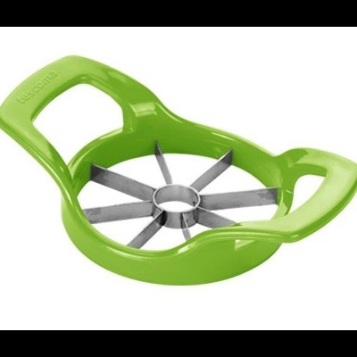 Cortador de maçã verde com lâminas de metal e pega ergonómica