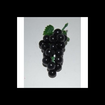 Cacho de uvas artificiais pretas com folhas verdes